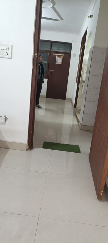 Living Room in 2.5 BHK Builder Floor at Mayur Vihar Phase 1 Extension – for Rent