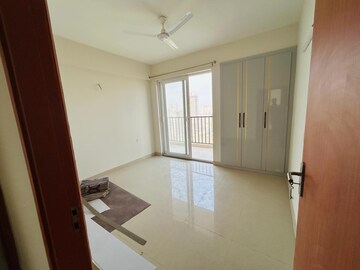 Room in 3 BHK Apartment at Tata Eureka Park, Sector 150 – for Rent