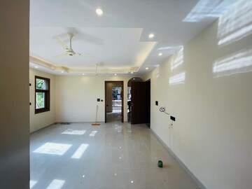 Living Room in 3 BHK Builder Floor at Sector 43 – for Sale