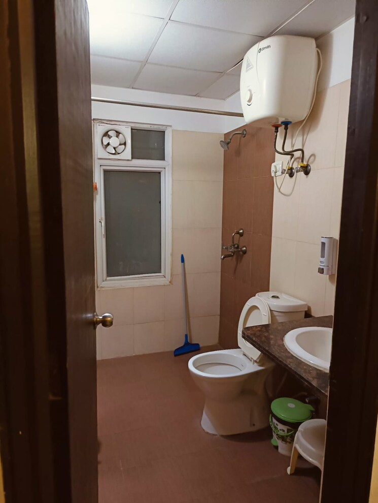 Bathroom, mahagun-moderne 3 Bedroom 1435 Sq.Ft. Apartment In Sector 78 Noida 8066885