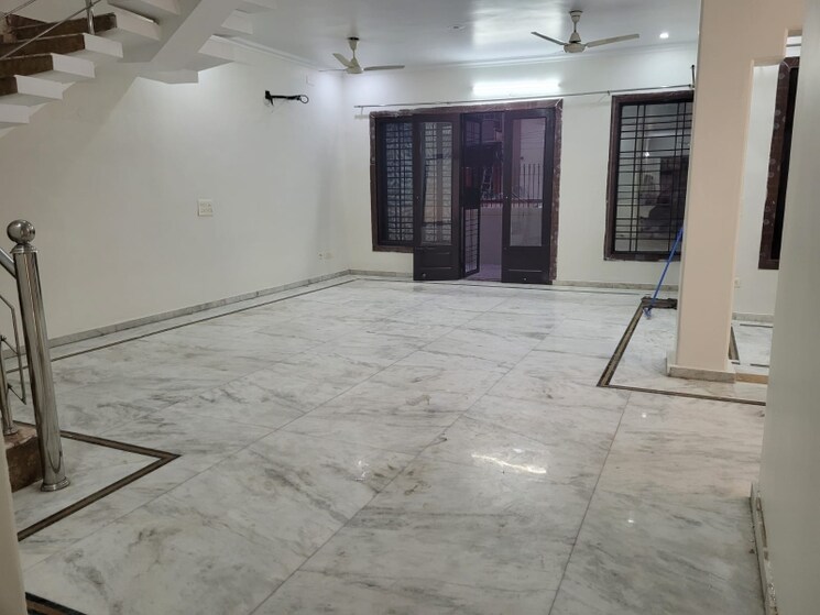 Room, sector 21a 4 Bedroom 500 Sq.Yd. Villa In Sector 21a Faridabad 8066899