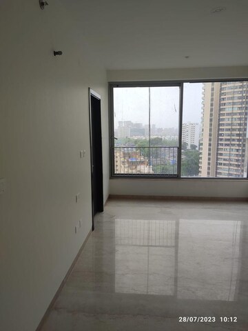 Room in 3 BHK Apartment at Oberoi Maxima, Andheri East – for Rent