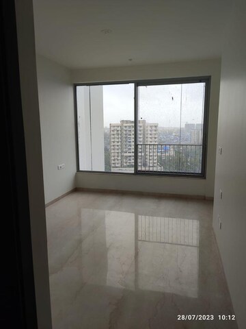 Room in 3 BHK Apartment at Oberoi Maxima, Andheri East – for Rent