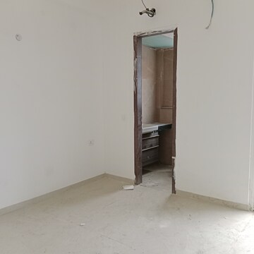 Room in 3 BHK Apartment at Smart World Orchard, Sector 61 – for Sale