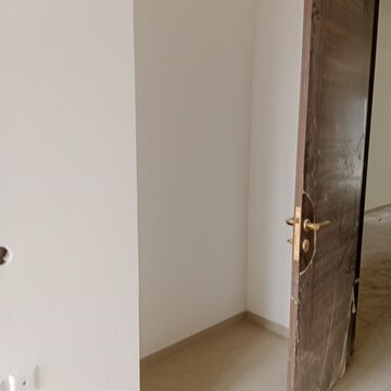 Bathroom in 3 BHK Apartment at Smart World Orchard, Sector 61 – for Sale