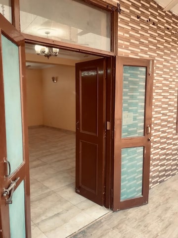 Room in 3 BHK Builder Floor at RWA Apartments, Sector 31 – for Rent