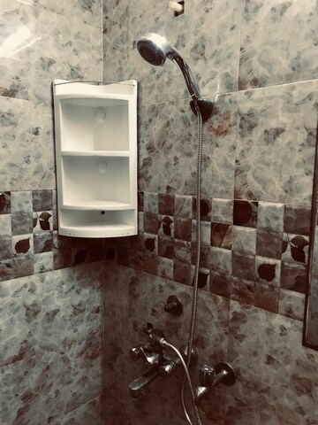 Furnished Amenities in 3 BHK Builder Floor at RWA Apartments, Sector 31 – for Rent