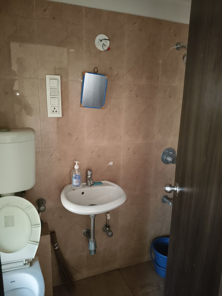 Bathroom, sumit-gorai-mitasu 2 Bedroom 585 Sq.Ft. Apartment In Borivali West Mumbai 8067041