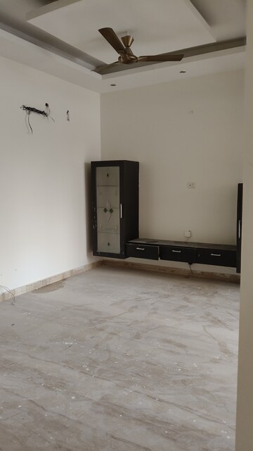 Room in 3.5 BHK Independent House at Sector 14 – for Rent