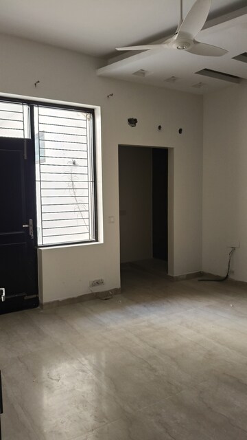 Room in 3.5 BHK Independent House at Sector 14 – for Rent