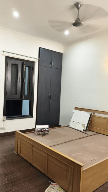 Room in 3 BHK Builder Floor at Sector 36 – for Rent