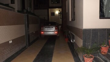 Parking in 3 BHK Builder Floor at Sector 36 – for Rent