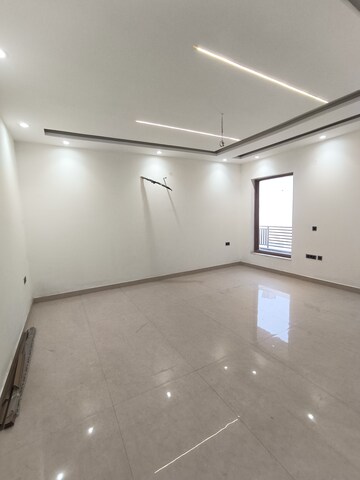 Room in 4 BHK Builder Floor at Srishti Greenfield Homes, Green Fields Colony – for Sale