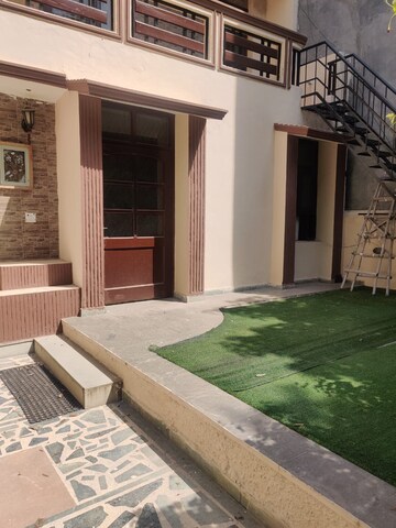 Bedroom in 5 BHK Villa at Sector 25 – for Rent