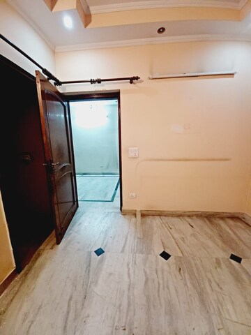 Furnished Amenities in 2 BHK Builder Floor at Laxmi Nagar – for Rent