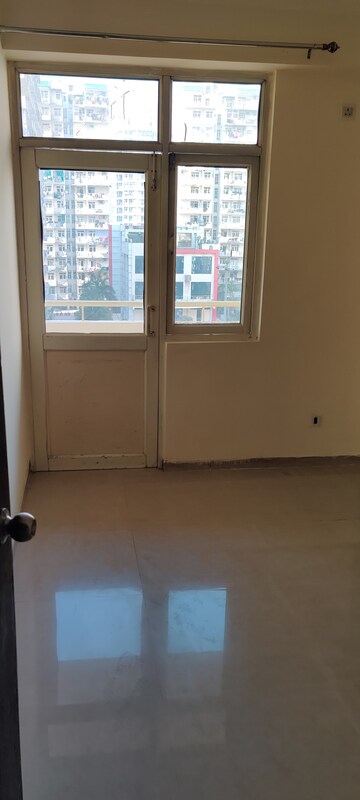 Room in 3 BHK Apartment at KW Srishti, Raj Nagar Extension – for Rent