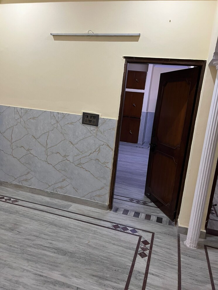 Room, rail-vihar-sector-30 5 Bedroom 300 Sq.Mt. Independent House In Sector 30 Noida 8067475