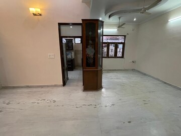 Room in 3 BHK Builder Floor at JakhaN-Rajpur Road – for Rent