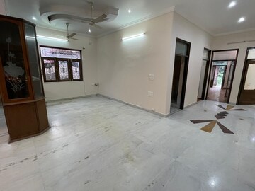 Room in 3 BHK Builder Floor at JakhaN-Rajpur Road – for Rent