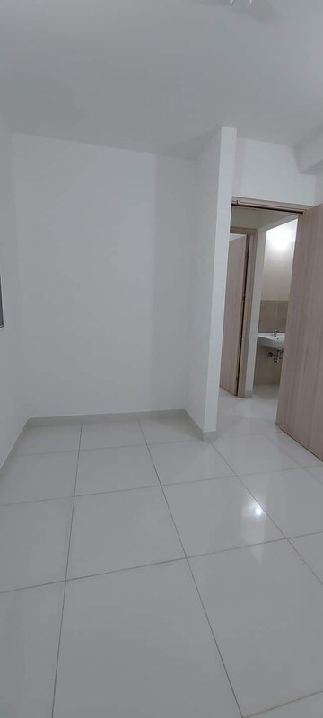 Room in 2.5 BHK Apartment at Nanded Kalashree, State Bank Nagar – for Sale