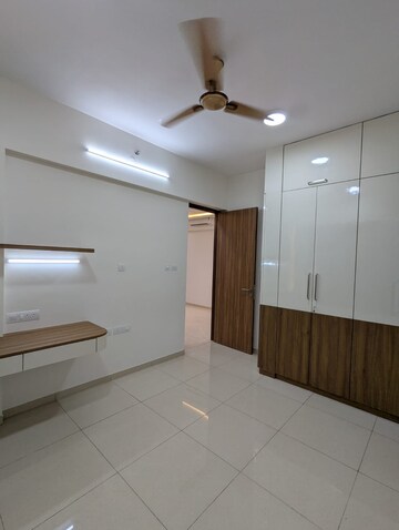 Room in 3 BHK Apartment at Shapoorji Pallonji Vicinia, Powai – for Rent