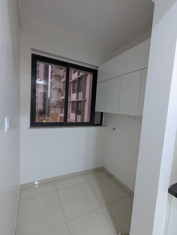 Room in 3 BHK Apartment at Shapoorji Pallonji Vicinia, Powai – for Rent