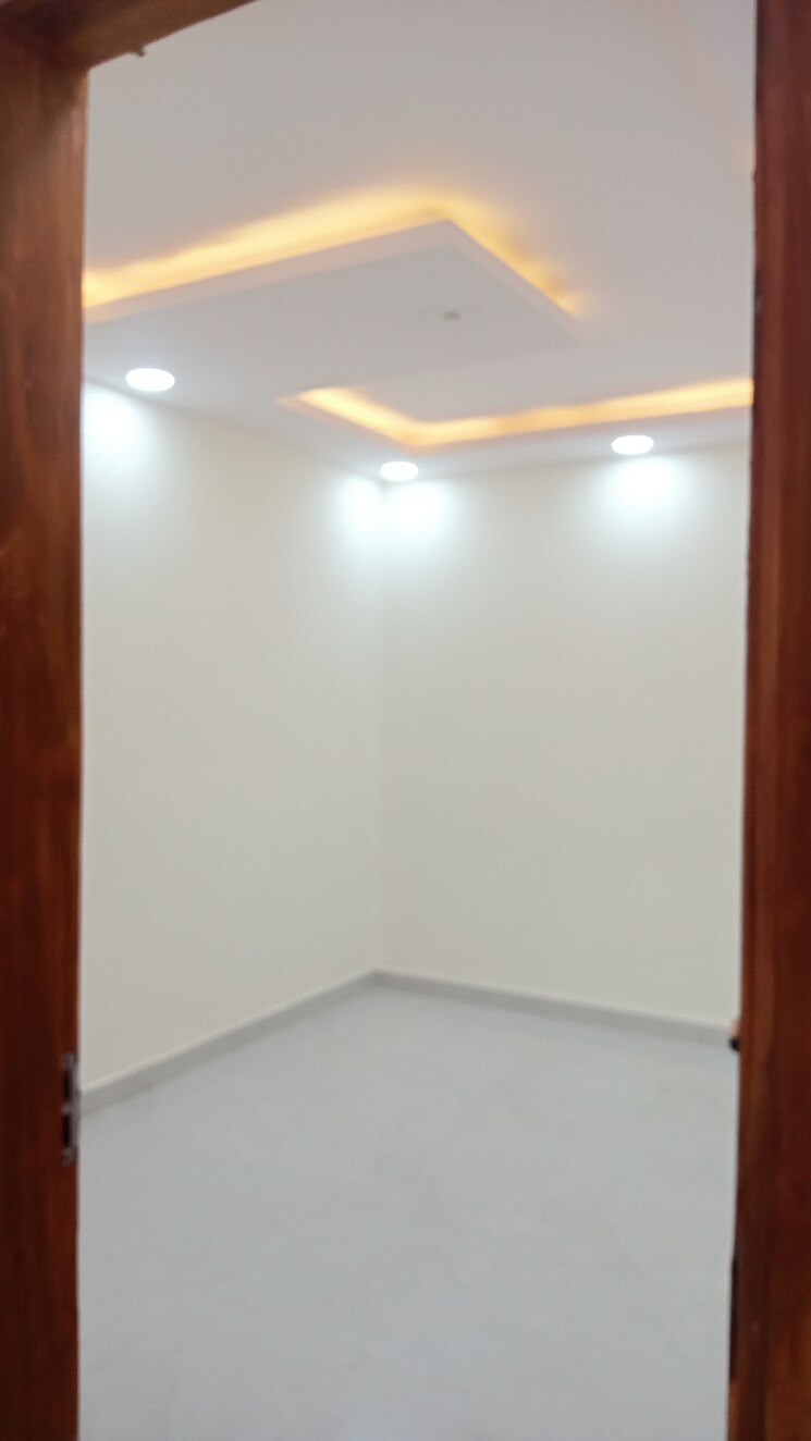 Room, burari 4 Bedroom 135 Sq.Yd. Apartment In Burari Delhi 8067723