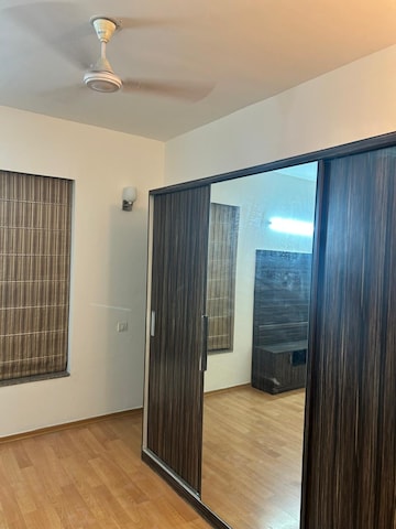 Room in 3.5 BHK Apartment at Unitech The Close South, Sector 50 – for Rent