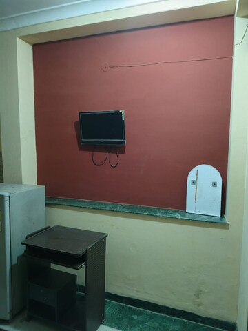 Furnished Amenities in 1 RK Builder Floor at Ansal Sushant Lok I, Sector 43 – for Rent
