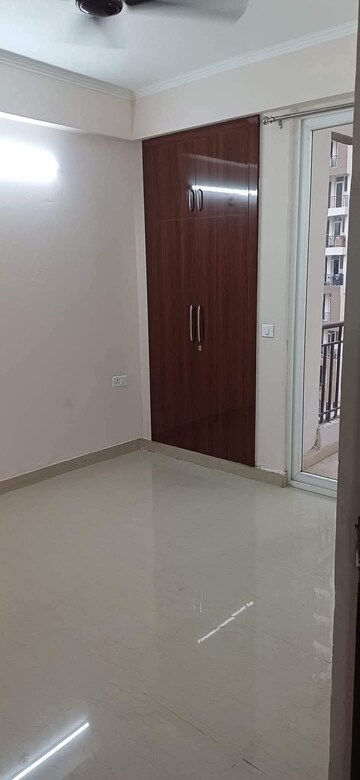 Room in 2 BHK Apartment at Amrapali Golf Homes, Sector 4, Greater Noida – for Sale