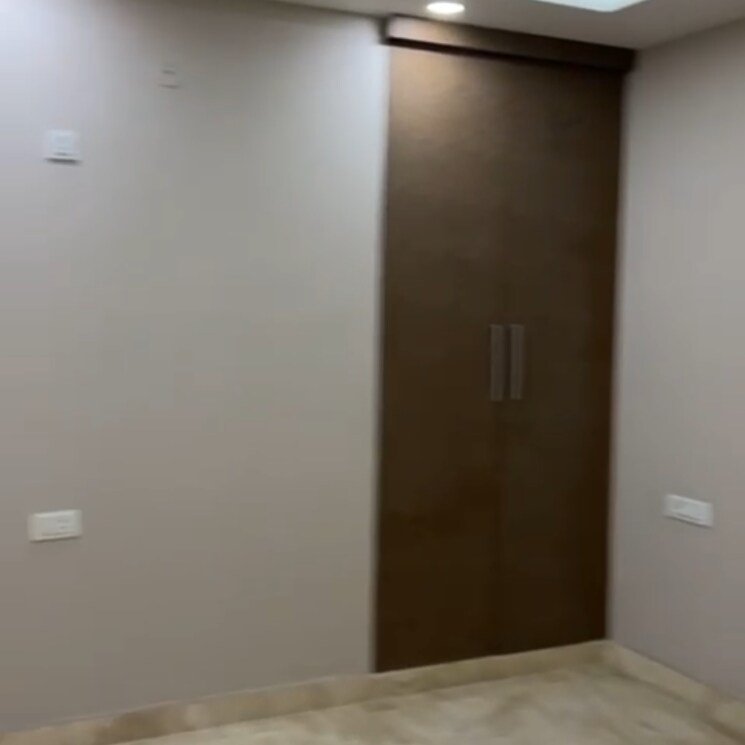 Room, krishna nagar 5 Bedroom 300 Sq.Ft. Builder Floor In Krishna Nagar Delhi 8068025