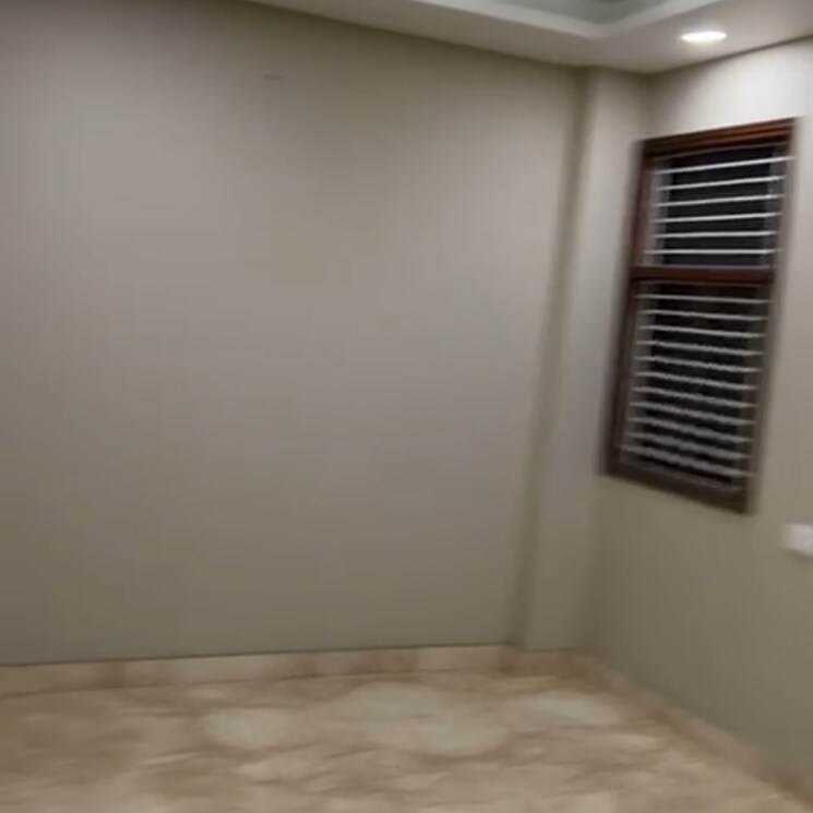 Room, krishna nagar 5 Bedroom 300 Sq.Ft. Builder Floor In Krishna Nagar Delhi 8068025