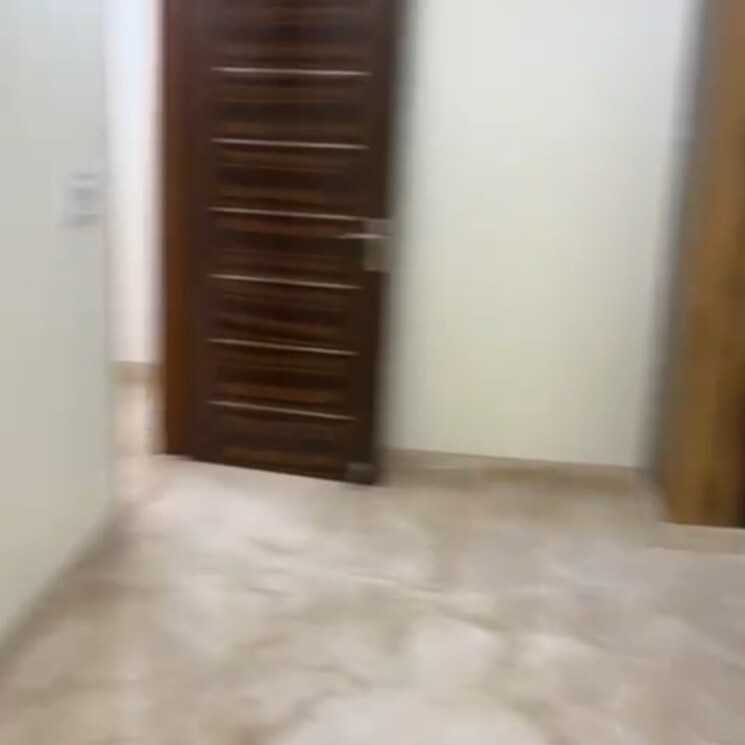 Room, krishna nagar 5 Bedroom 300 Sq.Ft. Builder Floor In Krishna Nagar Delhi 8068025