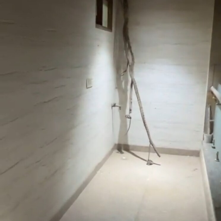 undefined, krishna nagar 5 Bedroom 300 Sq.Ft. Builder Floor In Krishna Nagar Delhi 8068025