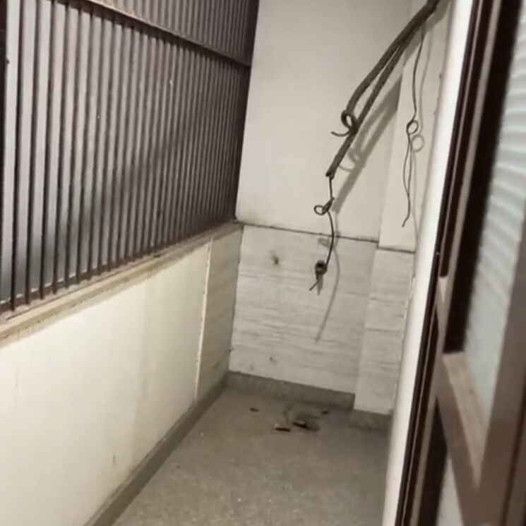 Balcony, krishna nagar 5 Bedroom 300 Sq.Ft. Builder Floor In Krishna Nagar Delhi 8068025