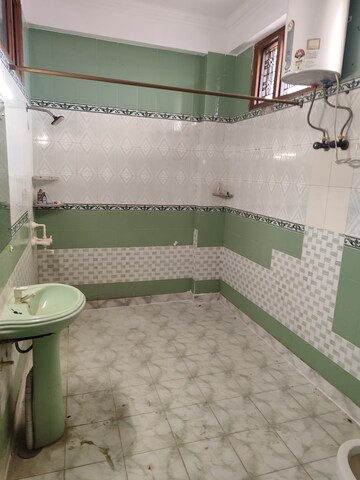 Kitchen in 2.5 BHK Villa at RWA Apartments Sector 39, Sector 39 – for Rent