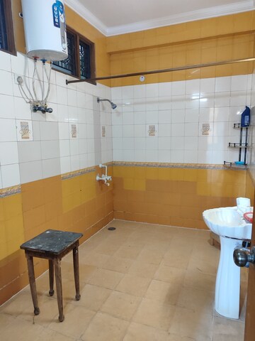 Master Bedroom in 2.5 BHK Villa at RWA Apartments Sector 39, Sector 39 – for Rent