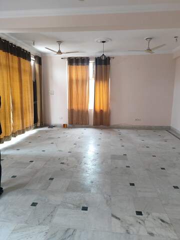 Room in 2.5 BHK Villa at RWA Apartments Sector 39, Sector 39 – for Rent