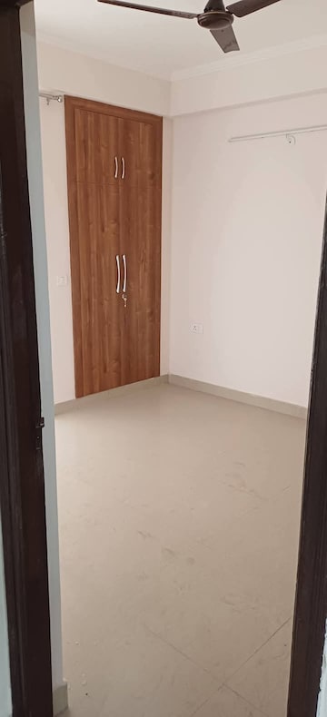 Room in 3 BHK Apartment at Amrapali Golf Homes, Sector 4, Greater Noida – for Sale