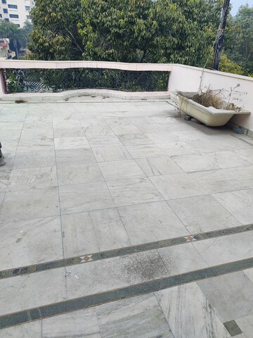 Balcony in 2.5 BHK Villa at RWA Apartments Sector 39, Sector 39 – for Rent