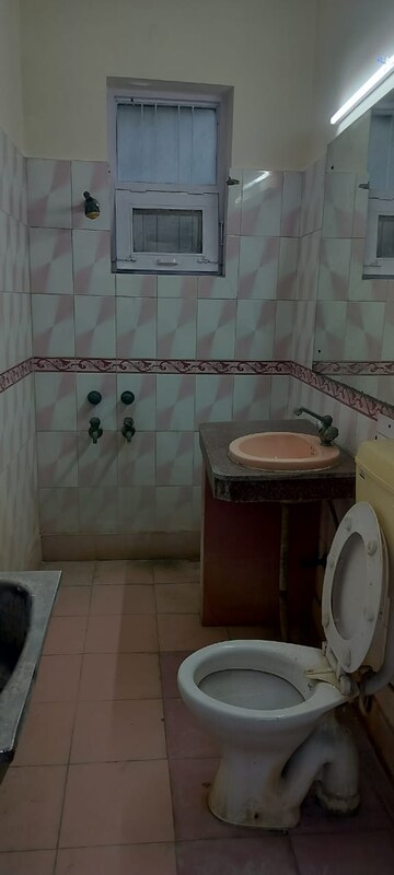 Bathroom in 1 RK Apartment at Varun Enclave, Sector 28 – for Rent