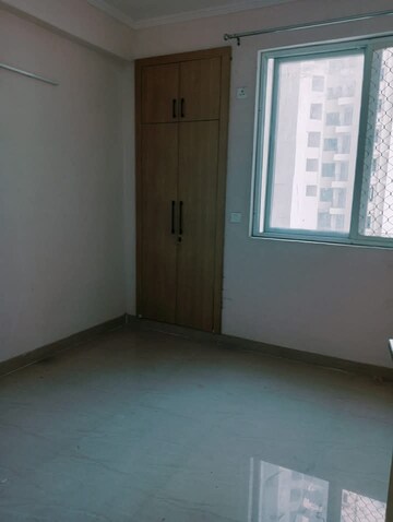Room in 2 BHK Apartment at Amrapali Golf Homes, Sector 4, Greater Noida – for Sale