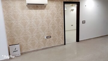 Room in 3 BHK Apartment at Unitech Escape, Sector 50 – for Sale