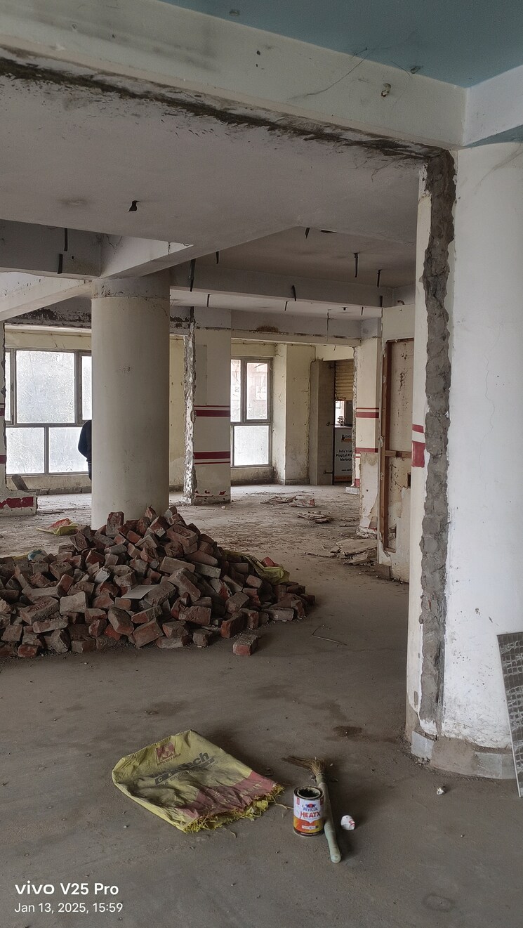  Parking, sanjay place Commercial Office Space 2400 Sq.Ft. In Sanjay Place Agra 8068119