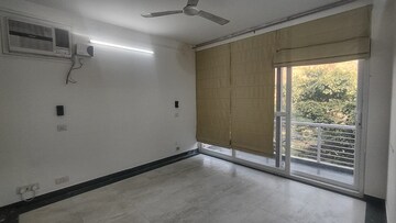 Room in 3 BHK Apartment at Chittaranjan Park – for Sale