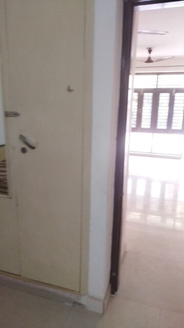 Room in 3 BHK Builder Floor at DLF Mega Mall, Sector 28 – for Rent