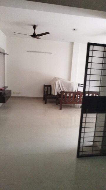 Room in 3 BHK Builder Floor at DLF Mega Mall, Sector 28 – for Rent