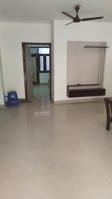 Room in 3 BHK Builder Floor at DLF Mega Mall, Sector 28 – for Rent