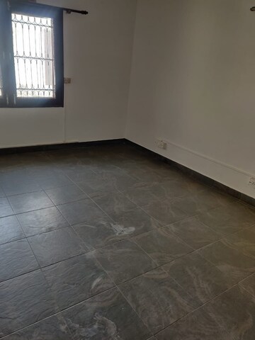 Room in 5 BHK Builder Floor at Sector 25 – for Rent