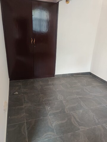 Room in 5 BHK Builder Floor at Sector 25 – for Rent